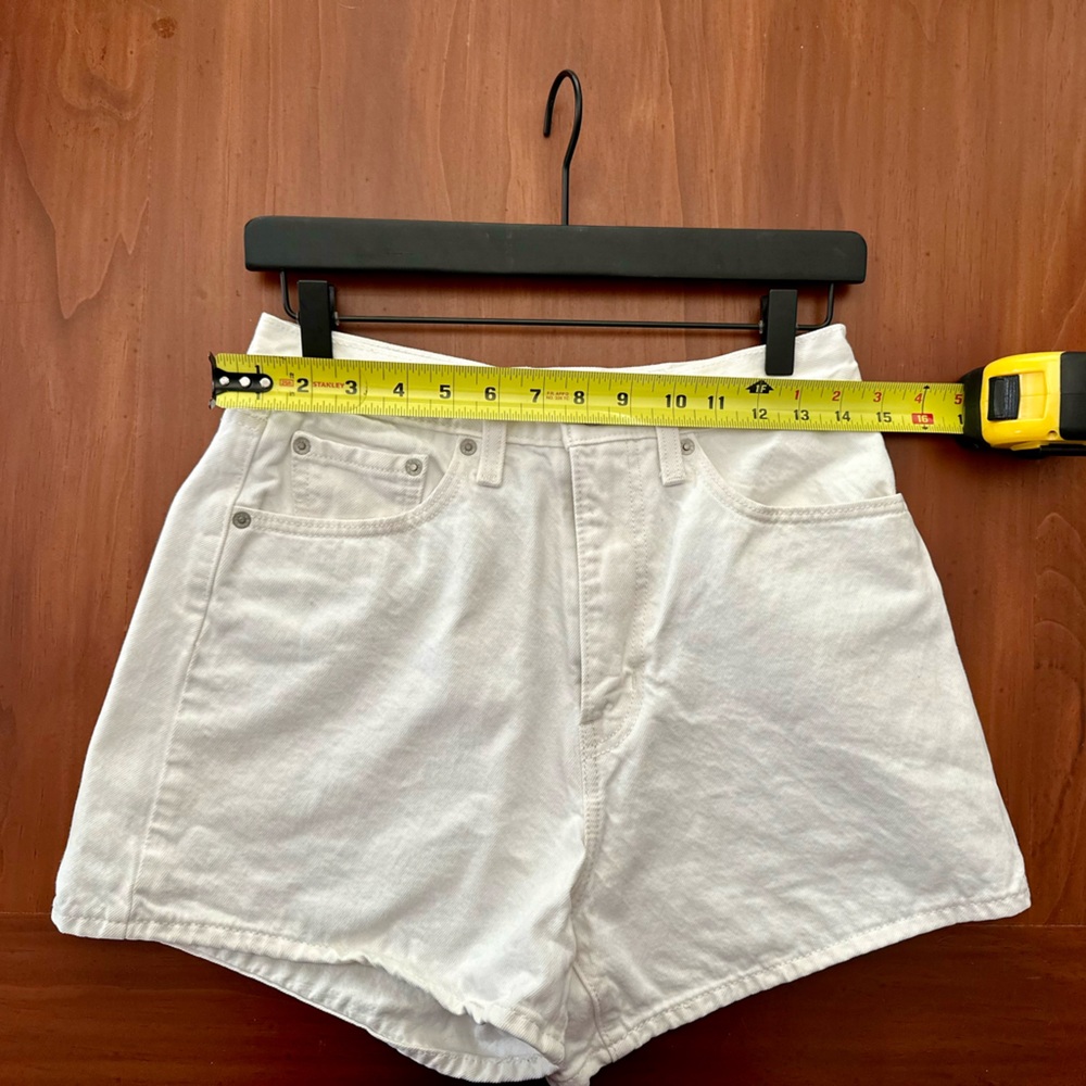 Levi’s high waisted shorts white